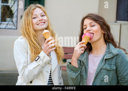 Schlepptau junge Frau mit Eis – Cream cones Stockfoto