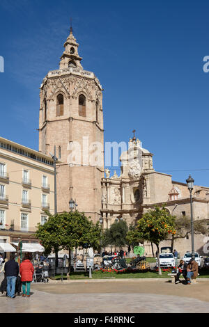 Plaza De La Reina mit Iglesia de Santa Catalina, die Kirche der Heiligen Catalina mit Glockenturm. Menschen gehen und sitzen. Stockfoto