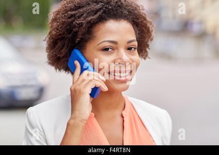 glücklich afrikanischen Geschäftsfrau auf Smartphone aufrufen Stockfoto