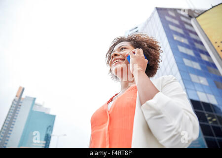 glücklich afrikanischen Geschäftsfrau auf Smartphone aufrufen Stockfoto