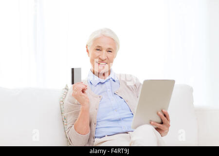 ältere Frau mit TabletPC und Kreditkarte Stockfoto