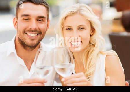 glückliches Paar klirrende Gläser im Restaurantlounge Stockfoto