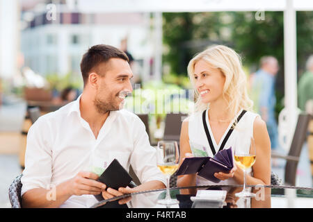 Brautpaar mit Geldbörse bezahlen Rechnung im restaurant Stockfoto