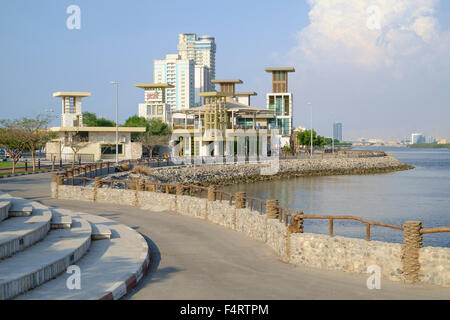 Moderne öffentliche Pavillon Gebäude und Skyline Corniche in Ras al Khaimah (RAK) Emirat in Vereinigte Arabische Emirate Stockfoto