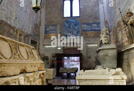 Lissabon, PORTUGAL - 24. Oktober 2014: Sarkophag in die Carmo Kloster Innenräume in Lissabon, Portugal Stockfoto