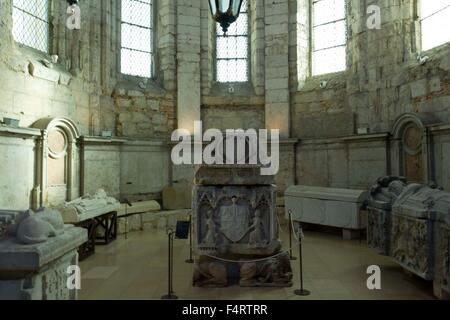 Lissabon, PORTUGAL - 24. Oktober 2014: Sarkophag in die Carmo Kloster Innenräume in Lissabon, Portugal Stockfoto