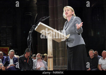 Natalie Bennett, UK Green Party Leader, Politiker, Umweltpolitik, Völker Post, Manchester Cathedral Stockfoto