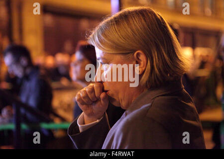 Natalie Bennett, ehemaliger Führer der UK Green Party, hustet, löscht Kehle, Volkskammer, Manchester Cathedral Stockfoto