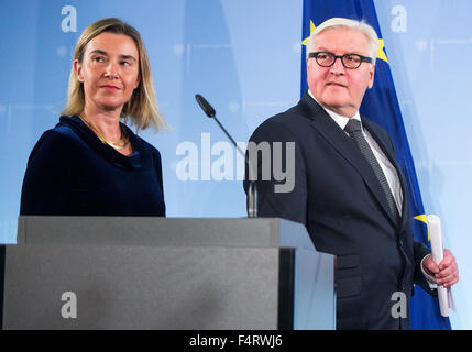 Berlin, Deutschland. 22. Oktober 2015. Deutscher Minister für Foreign Affairs Frank-Walter Steinmeier (R) und Vertreterin der EU für auswärtige Angelegenheiten Federica Mogherini kommen zu einer Pressekonferenz in das Auswärtige Amt in Berlin, Deutschland, 22. Oktober 2015. Bildnachweis: Dpa picture Alliance/Alamy Live News Stockfoto