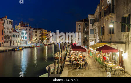 Italien, Europa, Venezia, Venedig, Veneto, Fondamenta Cannaregio, Dorf, Wasser, Sommer, Nacht, Abend, Café im Freien, Stockfoto