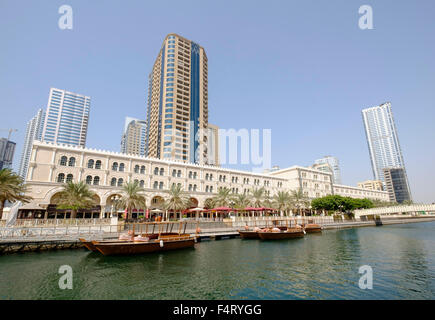 Blick auf Al Qasba Vergnügungsviertel in Sharjah, Vereinigte Arabische Emirate Stockfoto