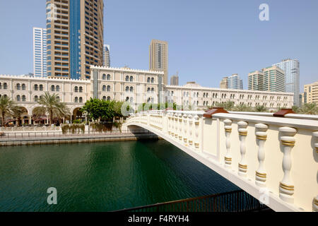 Blick auf Al Qasba Vergnügungsviertel in Sharjah, Vereinigte Arabische Emirate Stockfoto