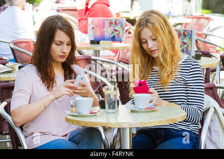 Zwei junge Frau mit ihrer neuen Smartphones Stockfoto