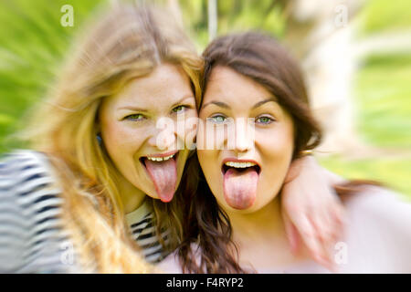 Zwei Mädchen, die Zunge heraus Stockfoto