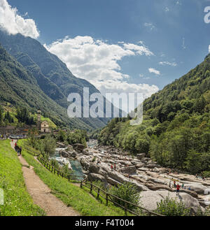 Schweiz, Europa, Lavertezzo, Ticino, Fluss, riesig, Felsbrocken, Verzascatal, Landschaft, Wasser, Sommer, Berge, Hügel, Peo Stockfoto