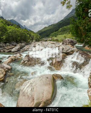 Schweiz, Europa, Lavertezzo, Ticino, Rapid, Verzasca Tal, Landschaft, Wasser, Sommer, Berge, Hügel, Fluss, Stockfoto