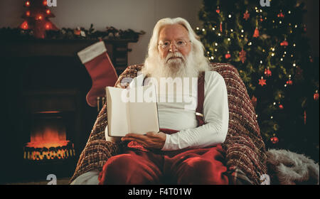 Santa Claus mit seinem Buch Stockfoto