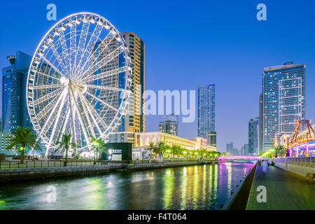 Abends Blick auf Eye of the Emirate Riesenrad und Al Qasba Vergnügungsviertel in Sharjah, Vereinigte Arabische Emirate Stockfoto