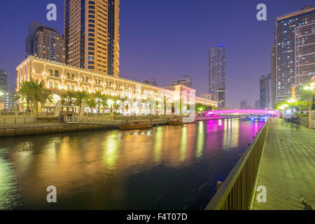 Am Abend Ruinengelände Al Qasba Vergnügungsviertel in Sharjah, Vereinigte Arabische Emirate Stockfoto