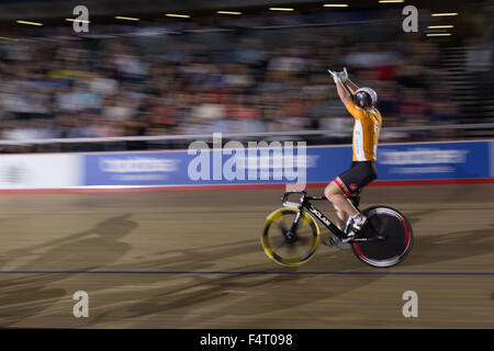 London, UK. 21. Oktober 2015. Sechs-Tage-London, am vierten Tag. Großbritanniens Thomas Rotherham.   Lee Valley-Velo-Park, London, UK. 21. Oktober 2015. Copyright carol Moir/Alamy Live-Nachrichten Stockfoto