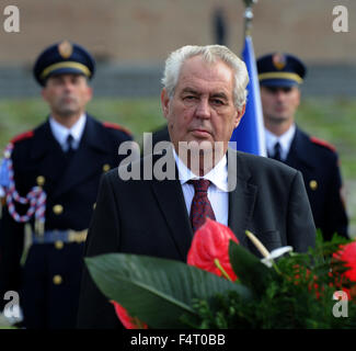 Terezin, Tschechische Republik. 22. Oktober 2015. Tschechische Präsident Milos Zeman (im Bild) bezahlte Hommage an die Opfer des zweiten Weltkrieges zusammen mit seinem israelischen Amtskollegen Reuven Rivlin auf dem Nationalfriedhof in Terezin, Nordböhmen, Tschechische Republik, 22. Oktober 2015. © Libor Zavoral/CTK Foto/Alamy Live-Nachrichten Stockfoto