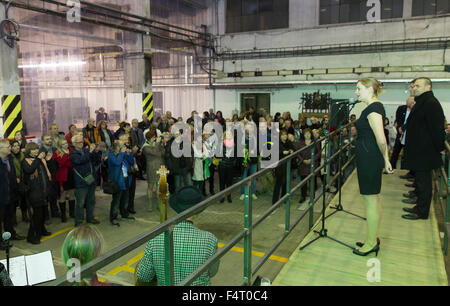 Pilsen, Tschechische Republik. 20. Oktober 2015. Projektleiter Kristyna Jiratova spricht bei der Eröffnung der Ausstellung A Paradies zwischen vier Flüsse, der zweite Teil des Projekts Pilsen Familie Fotoalbum Depo 2015, Pilsen, Tschechische Republik, am Dienstag, 20. Oktober 2015. © Petr Mlch/CTK Foto/Alamy Live-Nachrichten Stockfoto