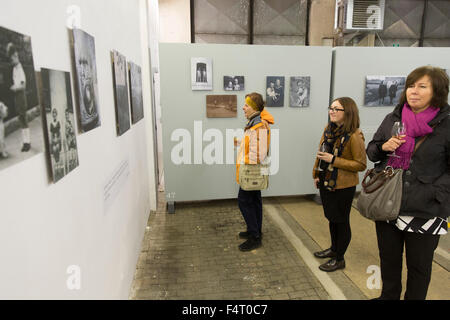 Pilsen, Tschechische Republik. 20. Oktober 2015. Die Ausstellung A Paradies zwischen vier Flüsse, der zweite Teil von Pilsen Familie Fotoalbum-Projekt, wurde am Dienstag, 20. Oktober 2015 in Depo 2015, Pilsen, Tschechische Republik, eröffnet. © Petr Mlch/CTK Foto/Alamy Live-Nachrichten Stockfoto