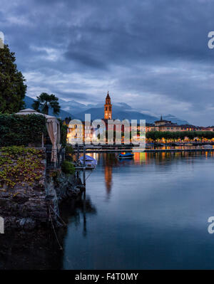 Schweiz, Europa, Ascona, Ticino, Boulevard, Sonnenuntergang, bank, Lago Maggiore, Dorf, Wasser, Sommer, Berge, See, Nacht, Unikat Stockfoto