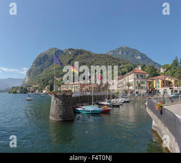 Italien, Europa, Menaggio, Lombardei, port wenig, Comer See, Stadt, Wasser, Sommer, Berge, See, Schiffe, Boot, Stockfoto