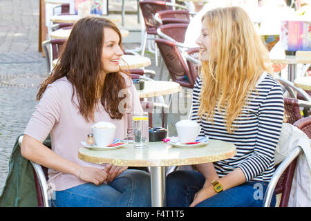 Zwei glückliche Mädchen in einem Straßencafé Stockfoto