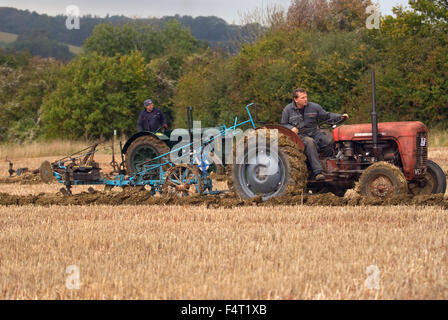 Landwirt am Steuer seiner 1958 Massey Ferguson 35 Traktor mit Originalersatzteile Pflug im Wettbewerb in der North East Hants Landwirtschaft A Stockfoto