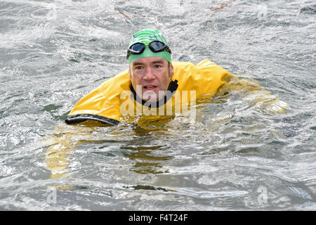 CHRISTOPHER SWAIN während seiner schwimmen die Gowanuskanal. Brooklyn, New York 10.17.2015. Stockfoto