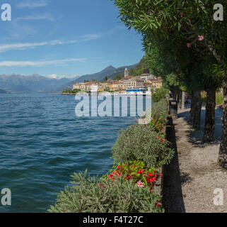 Italien, Europa, Bellagio, Lombardei, Lombardei, Via Lungolago, Bellagio, Stadt, Dorf, Wasser, Bäume, Sommer, Berge, See, Stockfoto