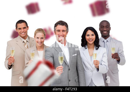 Zusammengesetztes Bild des Business-Team feiert einen Erfolg mit Champagner Stockfoto