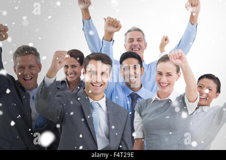 Zusammengesetztes Bild von Geschäftsleuten im Büro jubelt Stockfoto