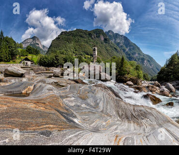 Schweiz, Europa, Lavertezzo, Ticino, Rapid, Fluss, Verzascatal, Landschaft, Wasser, Sommer, Berge, Hügel, Felsen, Colou Stockfoto