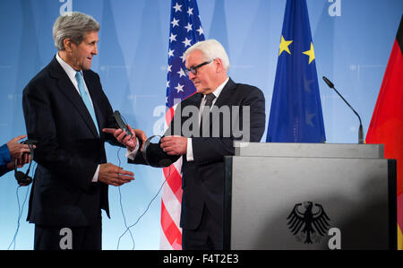 Berlin, Deutschland. 22. Oktober 2015. US Secretary Of State John Kerry (L) und der deutsche Außenminister Frank-Walter Steinmeier kommen auf einer gemeinsamen Pressekonferenz im Auswärtigen Amt in Berlin, Deutschland, 22. Oktober 2015. Foto: BERND VON JUTRCZENKA/Dpa/Alamy Live-Nachrichten Stockfoto