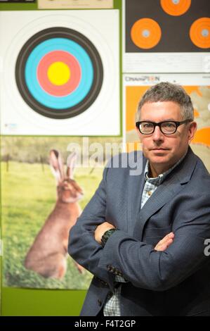 Herford, Deutschland. 22. Oktober 2015. US-Künstler Mark Dion posiert neben einem seiner Installationen mit dem Titel "Zielwand" ab 2009 im Museum Marta Herford, Deutschland, 22. Oktober 2015. Die Ausstellung mit dem Titel "Wayward Wildnis" läuft vom 24. Oktober 2015 bis 7. Februar 2016. Foto: OLIVER KRATO/Dpa/Alamy Live News Stockfoto