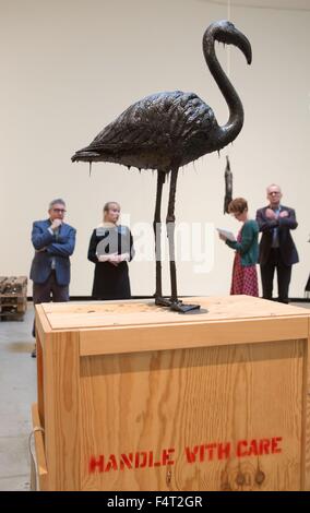 Herford, Deutschland. 22. Oktober 2015. US-Künstler Mark Dion (L), Kuratorin, die Frederike schnell (2-L) und Journalisten hinter der Installation erstellt von Dion unter dem Titel "The Tar Museum - Flamingo" aus dem Jahr 2006 im Museum Marta Herford, Deutschland, 22. Oktober 2015 stehen. Die Ausstellung mit dem Titel "Wayward Wildnis" läuft vom 24. Oktober 2015 bis 7. Februar 2016. Foto: OLIVER KRATO/Dpa/Alamy Live News Stockfoto