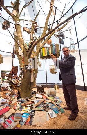 Herford, Deutschland. 22. Oktober 2015. US-Künstler Mark Dion posiert neben einem seiner Installationen unter dem Titel "The Library für Vögel Herford" von 1989/2015 im Museum Marta Herford, Deutschland, 22. Oktober 2015. Die Ausstellung mit dem Titel "Wayward Wildnis" läuft vom 24. Oktober 2015 bis 7. Februar 2016. Foto: OLIVER KRATO/Dpa/Alamy Live News Stockfoto