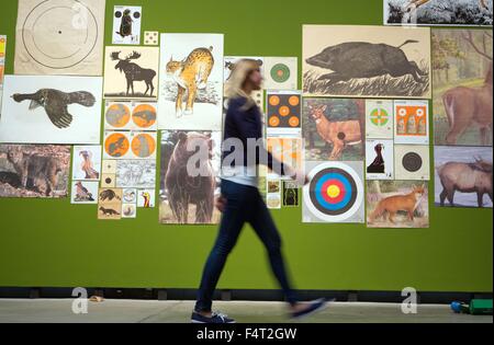 Herford, Deutschland. 22. Oktober 2015. Ein Besucher geht vorbei an einer Installation des US-Künstlers Marc Dion unter dem Titel "Zielwand)" ab 2009 im Museum Marta Herford, Deutschland, 22. Oktober 2015. Die Ausstellung mit dem Titel "Wayward Wildnis" läuft vom 24. Oktober 2015 bis 7. Februar 2016. Foto: OLIVER KRATO/Dpa/Alamy Live News Stockfoto