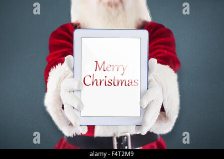 Zusammengesetztes Bild von Santa präsentiert einen TabletPC Stockfoto