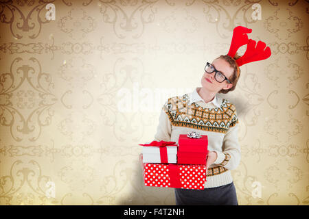 Zusammengesetztes Bild nachdenklich geeky Hipster holding präsentiert Stockfoto