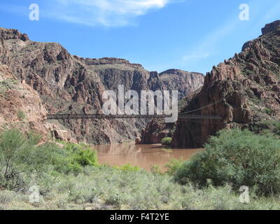 Fußgängerbrücke über den Colorado River am unteren Rand des Grand Canyon Stockfoto