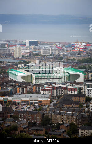 Easter Road Stadium, von Arthurs Seat vor der schottischen Meisterschaftsspiel zwischen Hibernian und Besuchern Alloa Athletic abgebildet. Die Heimmannschaft gewann das Spiel mit 3: 0, von einer Schar von 7.774 beobachtet. Es war der Edinburgh Club der zweiten Saison in der zweiten Stufe des schottischen Fußballs nach ihrem Abstieg aus der Premier League in 2013 / 14. Stockfoto