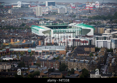 Easter Road Stadium, von Arthurs Seat vor der schottischen Meisterschaftsspiel zwischen Hibernian und Besuchern Alloa Athletic abgebildet. Die Heimmannschaft gewann das Spiel mit 3: 0, von einer Schar von 7.774 beobachtet. Es war der Edinburgh Club der zweiten Saison in der zweiten Stufe des schottischen Fußballs nach ihrem Abstieg aus der Premier League in 2013 / 14. Stockfoto