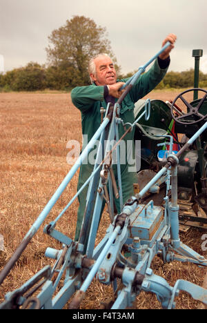 Landwirt seinen Pflug in North East Hants landwirtschaftlichen Vereins Pflügen Match 2015, Selborne, Alton Hants anpassen... Stockfoto