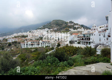 Das Dorf Frigiliana, in der Nähe von Nerja, Costa Del Sol, Spanien, mit Fernsicht im Hintergrund in Nebel gehüllt. Stockfoto