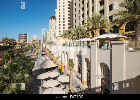 Blick entlang The Walk, Einkaufen und Essen Straße am Jumeirah Beach Residence (JBR) in Marina Viertel von Dubai Vereinigte Arabische Emirat Stockfoto