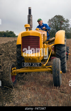 Landwirt seine 1940 Minneapolis Moline UTS Traktor fahren und im Wettbewerb in der North East Hants landwirtschaftliche Vereinigung Pflügen Stockfoto